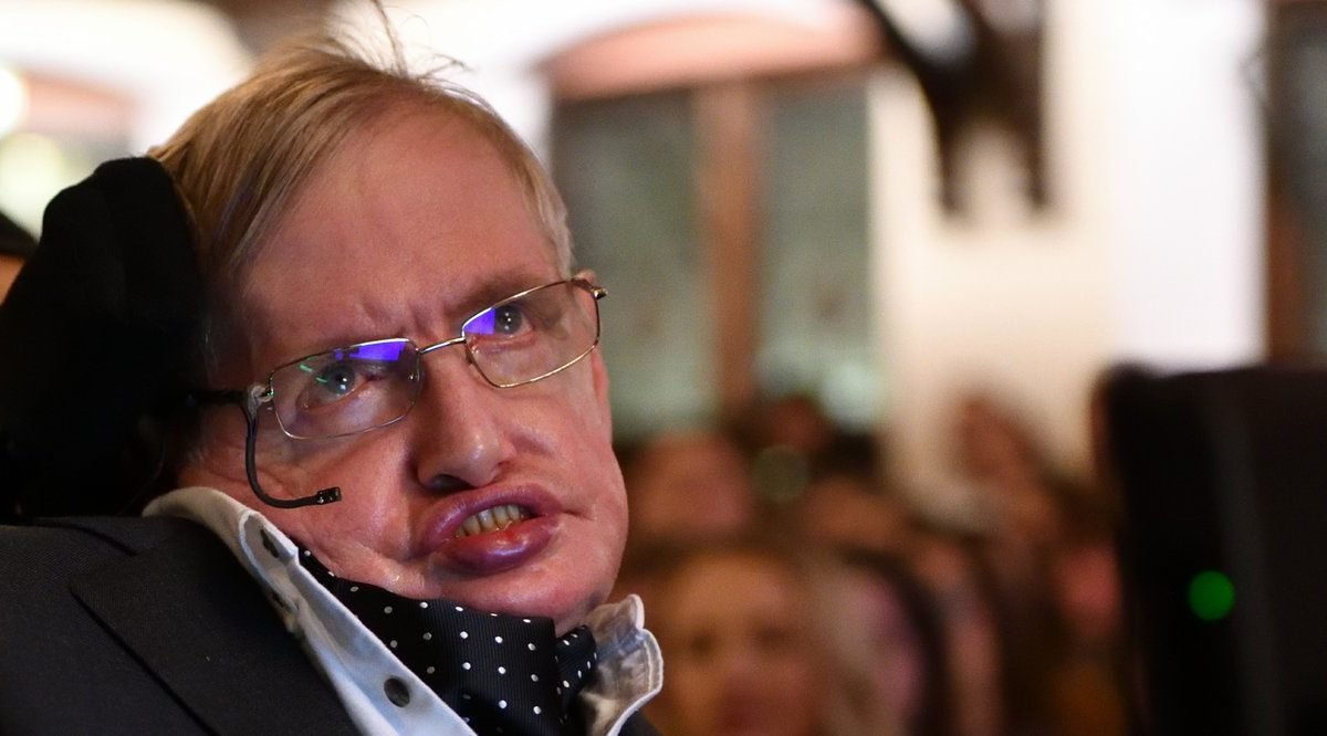 Retour sur la vie de Stephen Hawking, le légendaire astrophysicien décédé à 76 ans