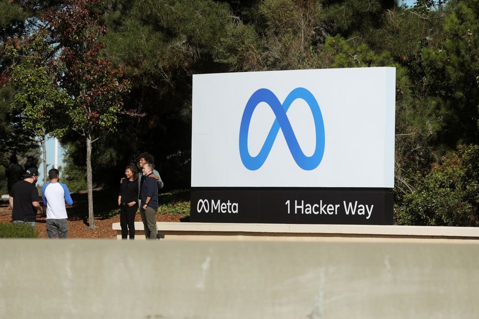 Des personnes posant devant un panneau de Meta, le nouveau nom de Facebook, à son siège social à Menlo Park, en Californie, aux États-Unis, le 28 octobre 2021 | Images : REUTERS/Nathan Frandino 